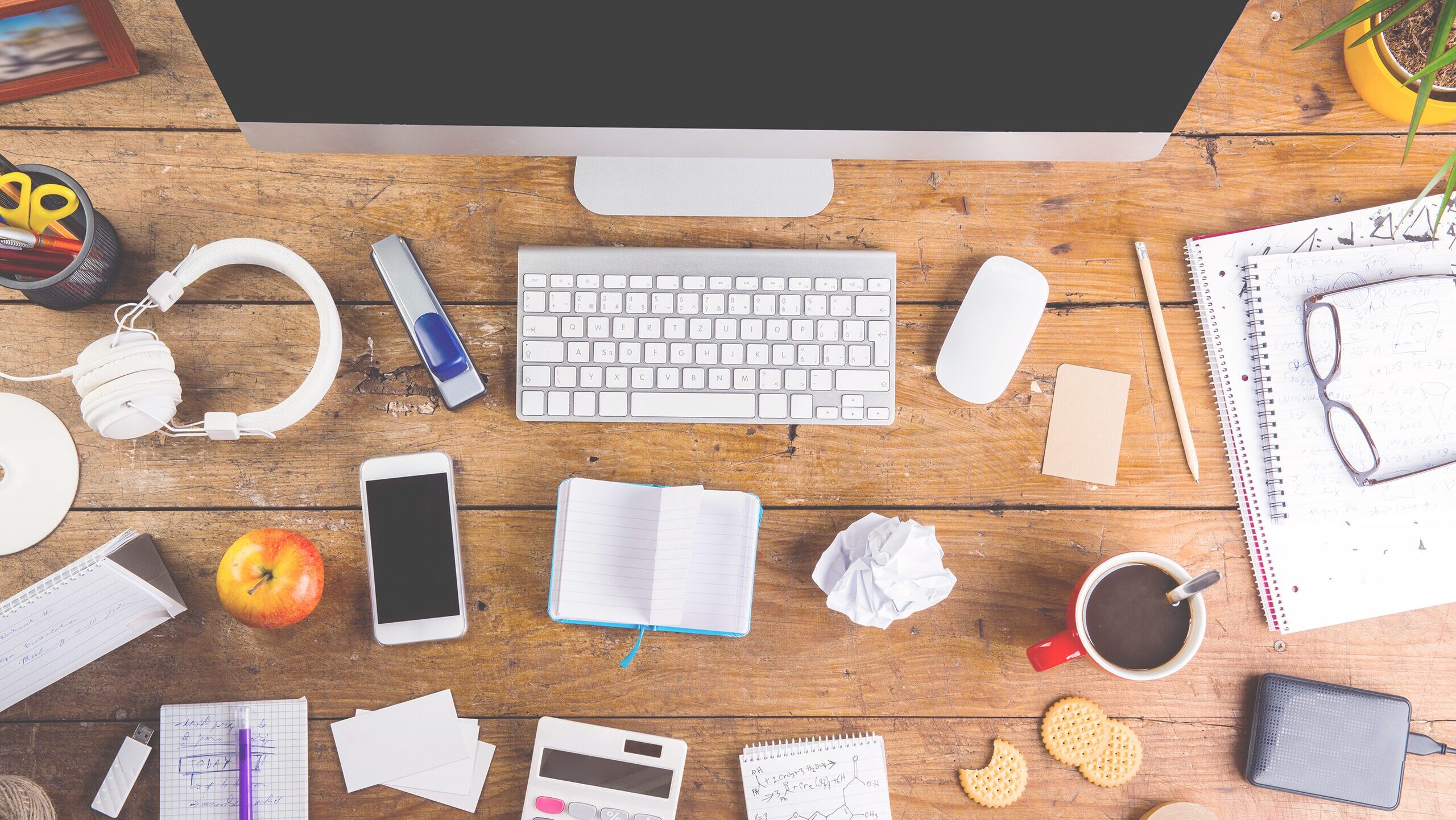 procastinación - procrastination-desk-with-various-gadgets-and-office-supplies-computer-smart-phone-and-other-devices-a-SBI-305198714