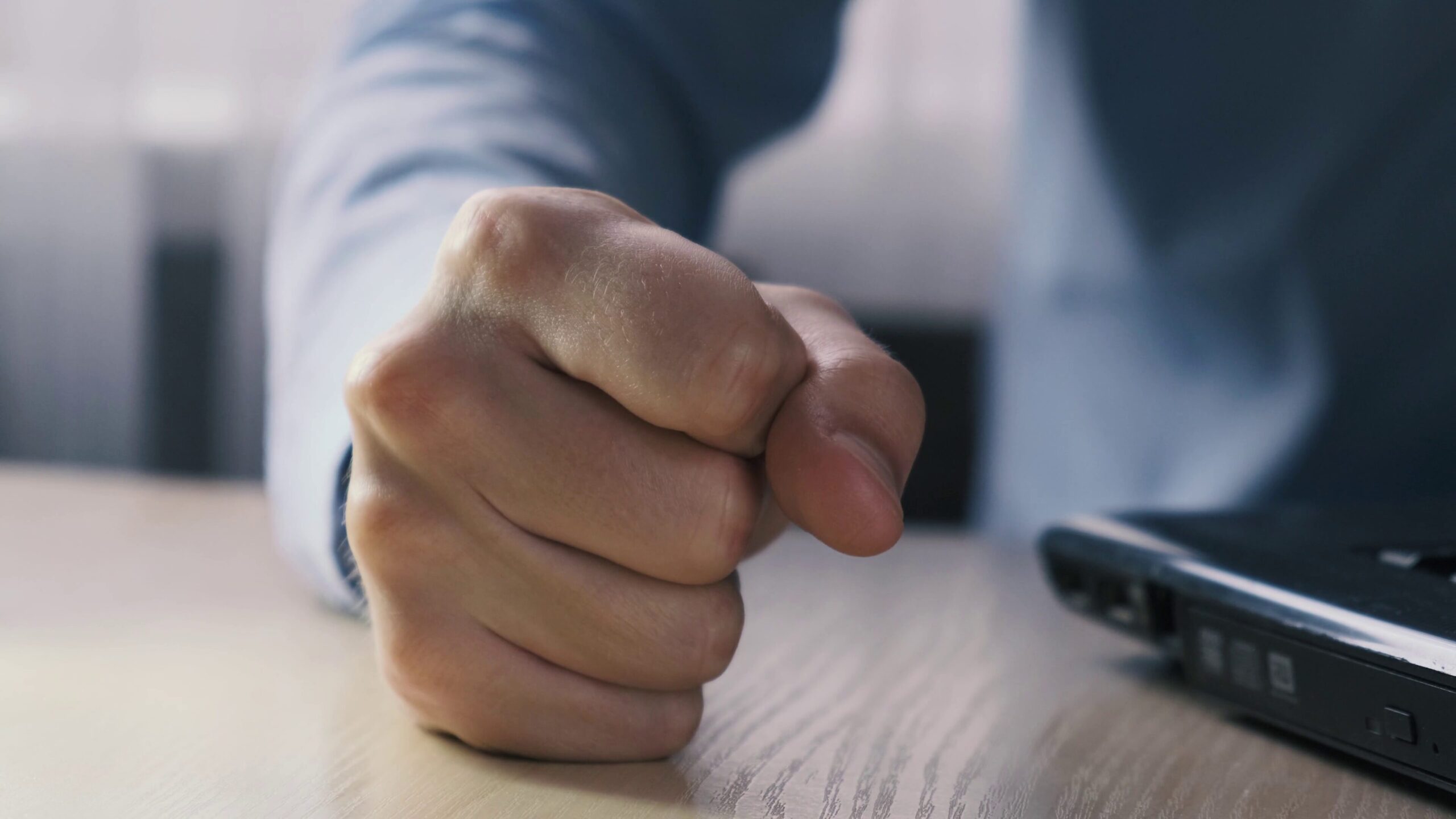 regulación emocional - emotional regulation - enfado ira - anger rage - man-clenched-fist-man-clenches-his-fist-when-his-chastises-the-chief-SBI-349995391